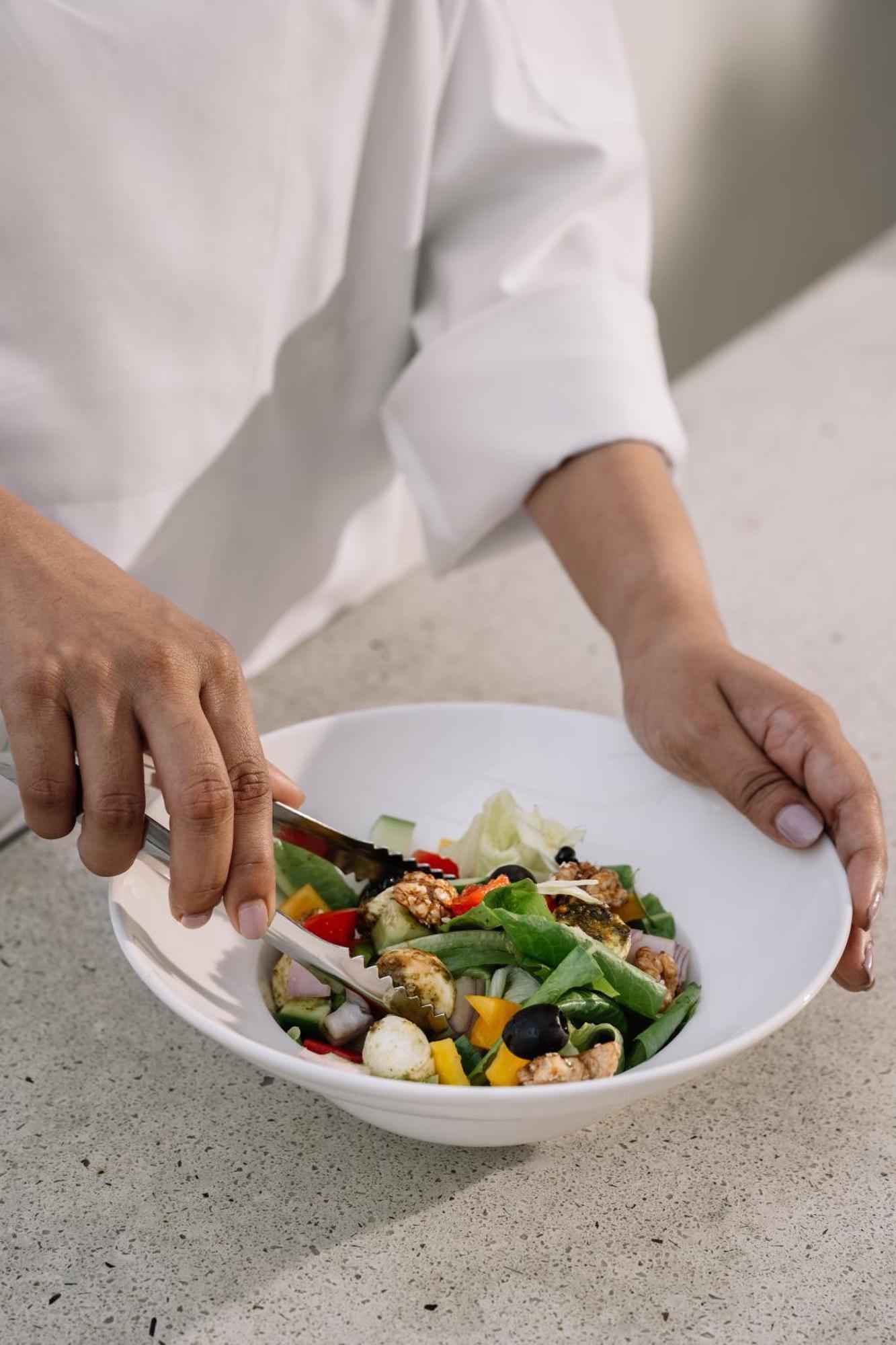 The Raintree, St. Mary'S Road Chennai Exterior foto A chef plating a salad
