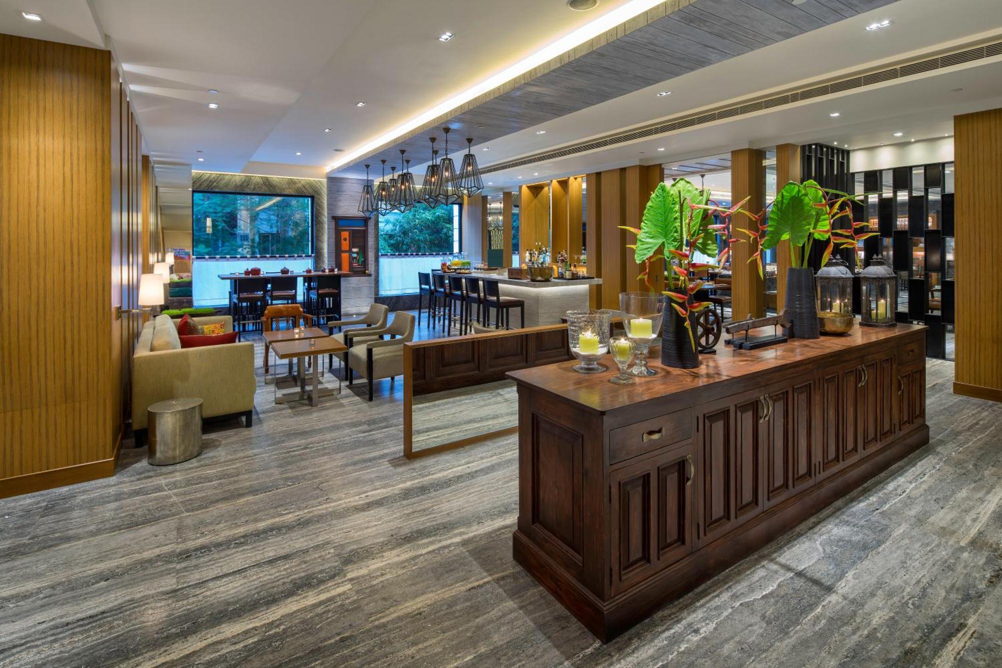 The Raintree, St. Mary'S Road Chennai Exterior foto The Lounge at the airport